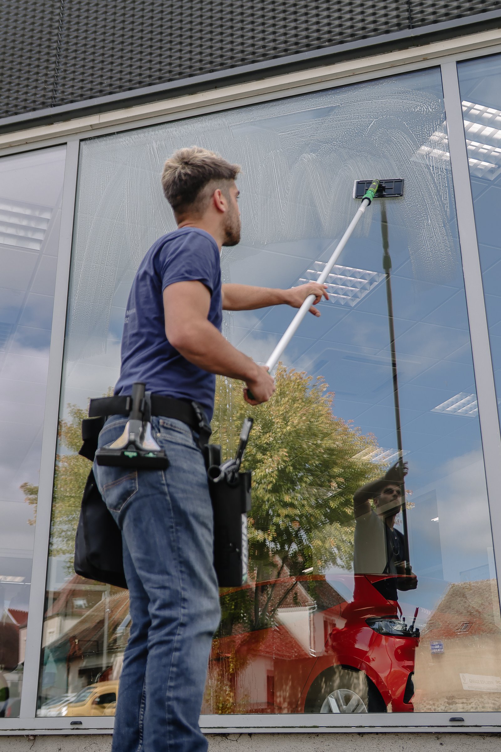 Application de solution nettoyante sur grande baie