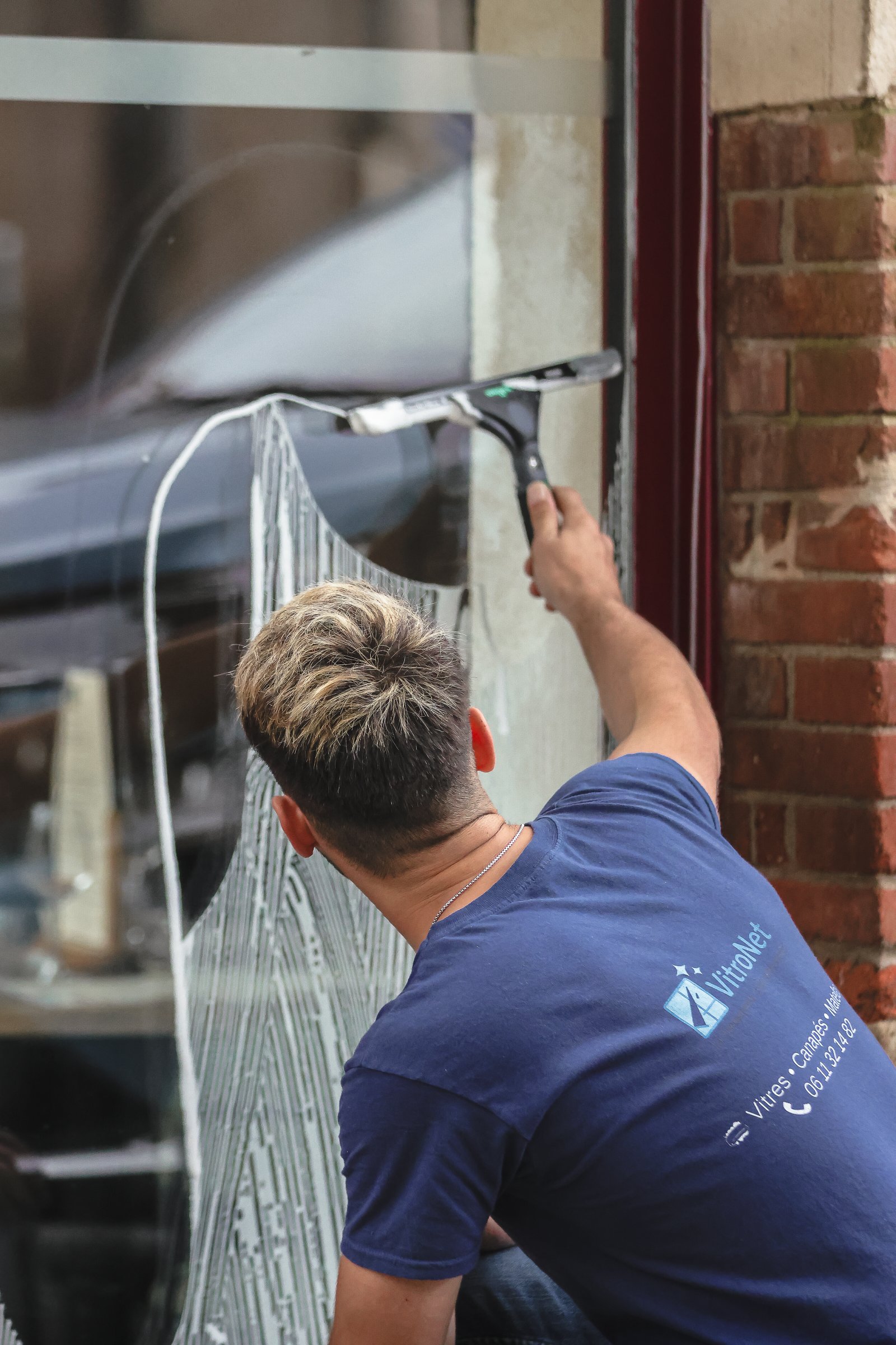 Grande baie vitrée propre avec vue extérieure